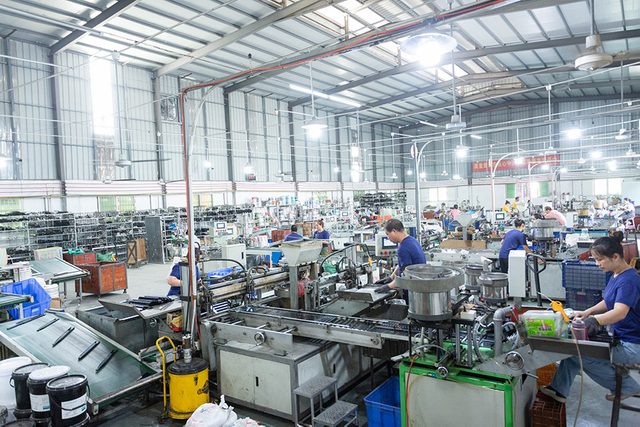 Exterior da fábrica de Oulla mostrando instalações de produção de hardware em larga escala