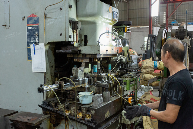 Técnico que conduzia o teste de pulverização de sal em dobradiças hidráulicas
